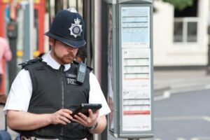 The Met Police bans social media on smartphones of on-duty officers